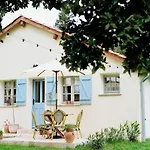 Chateau De Pomiro D'hotes Et Bed and Breakfast Montreal (Gers)