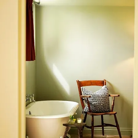 Chateau De Pomiro D'hotes Et Bed and breakfast 3*