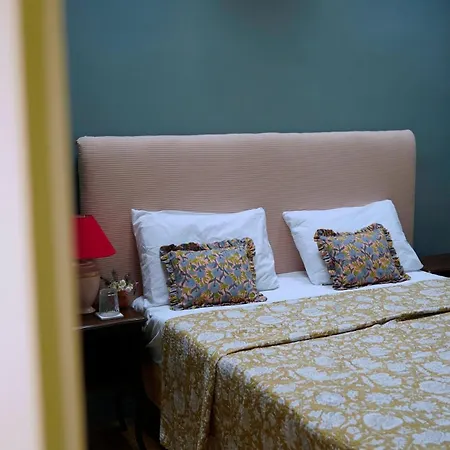 Chateau De Pomiro D'hotes Et Panzió 3*