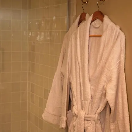 Chateau De Pomiro D'hotes Et Montréal