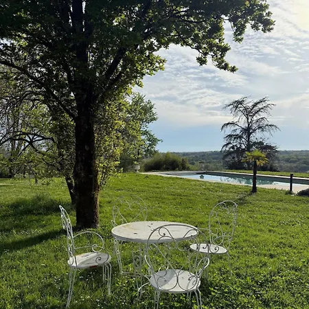 Chateau De Pomiro D'hotes Et Panzió 3*