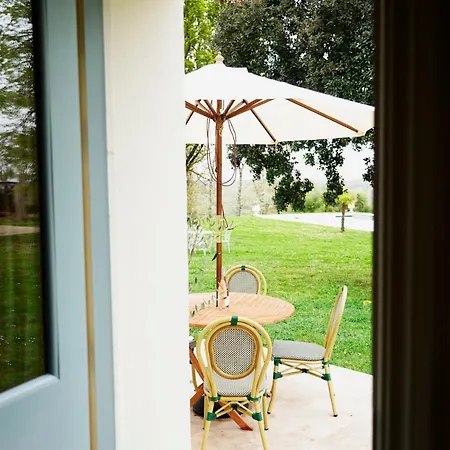 Chateau De Pomiro D'hotes Et Panzió 3*