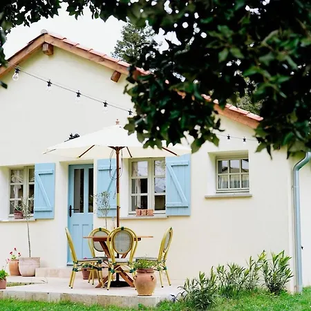 Chateau De Pomiro D'hotes Et Panzió Montréal