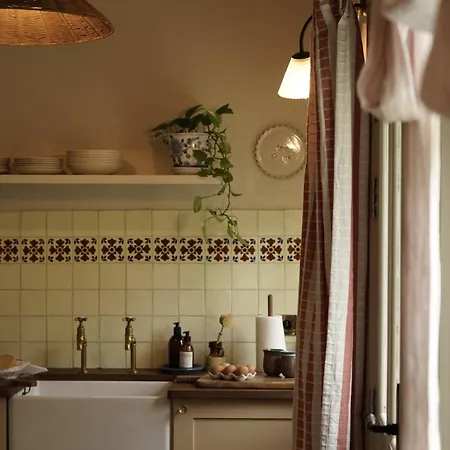 Bed and breakfast Chateau De Pomiro D'hotes Et