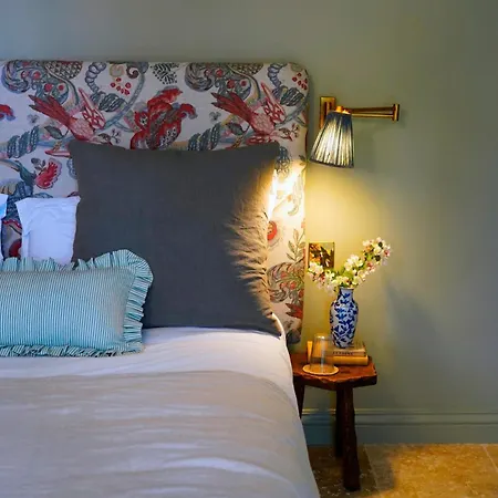 Chateau De Pomiro D'hotes Et Bed and breakfast Montréal