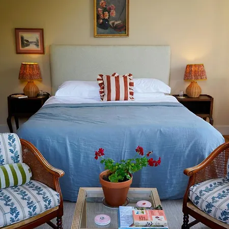 Chateau De Pomiro D'hotes Et Montréal