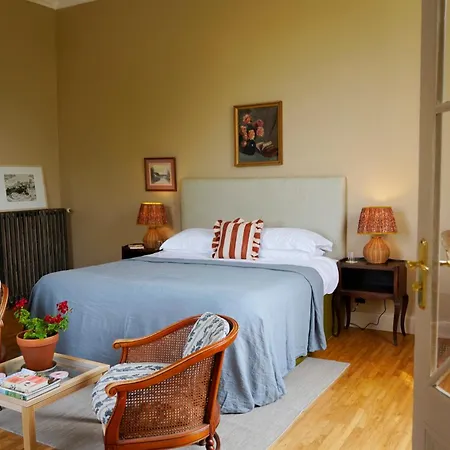 Chateau De Pomiro D'hotes Et Bed and Breakfast
