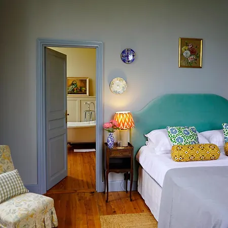 Chateau De Pomiro D'hotes Et Panzió 3*