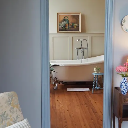 Chateau De Pomiro D'hotes Et Panzió Montréal