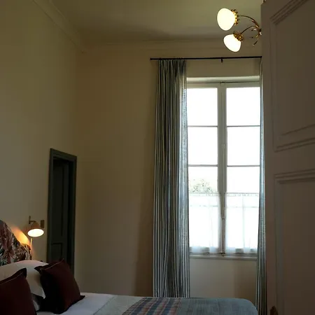 Chateau De Pomiro D'hotes Et Montréal