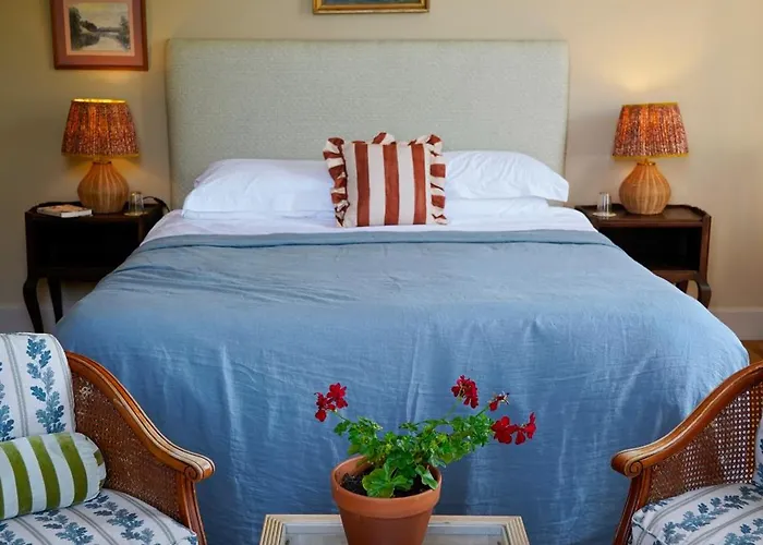 Chateau De Pomiro D'hotes Et Montreal (Gers)